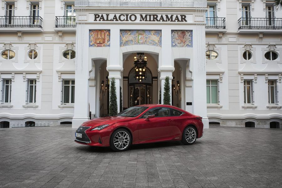  Lexus RC300h 2018 года  (WW) (фото 64 из 139)